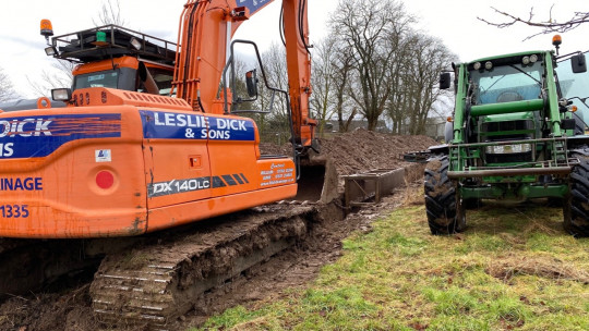 Deep drain with shuttered sides for safe installation of the pipe