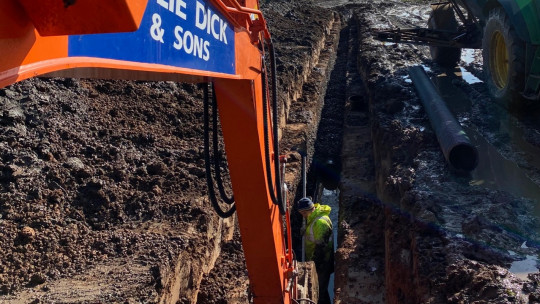 Laser levelling of the trench